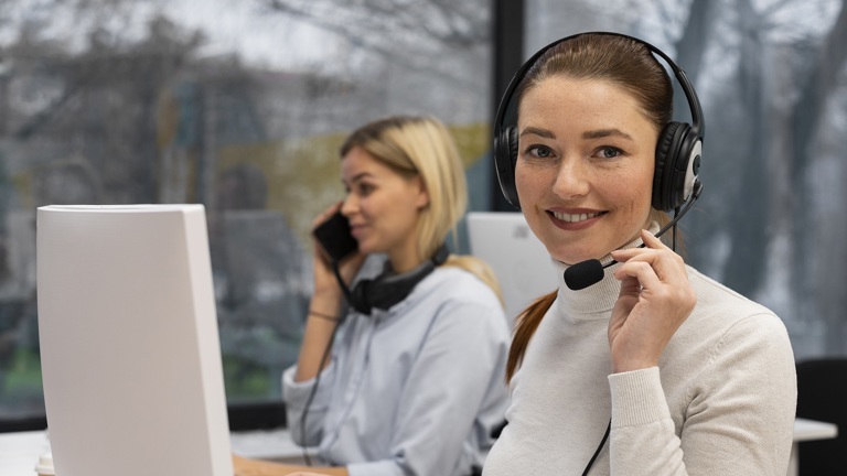 328 Call Center Mitarbeiterin, Telefoniert Mit Headset, Vorm PC Verkleinert